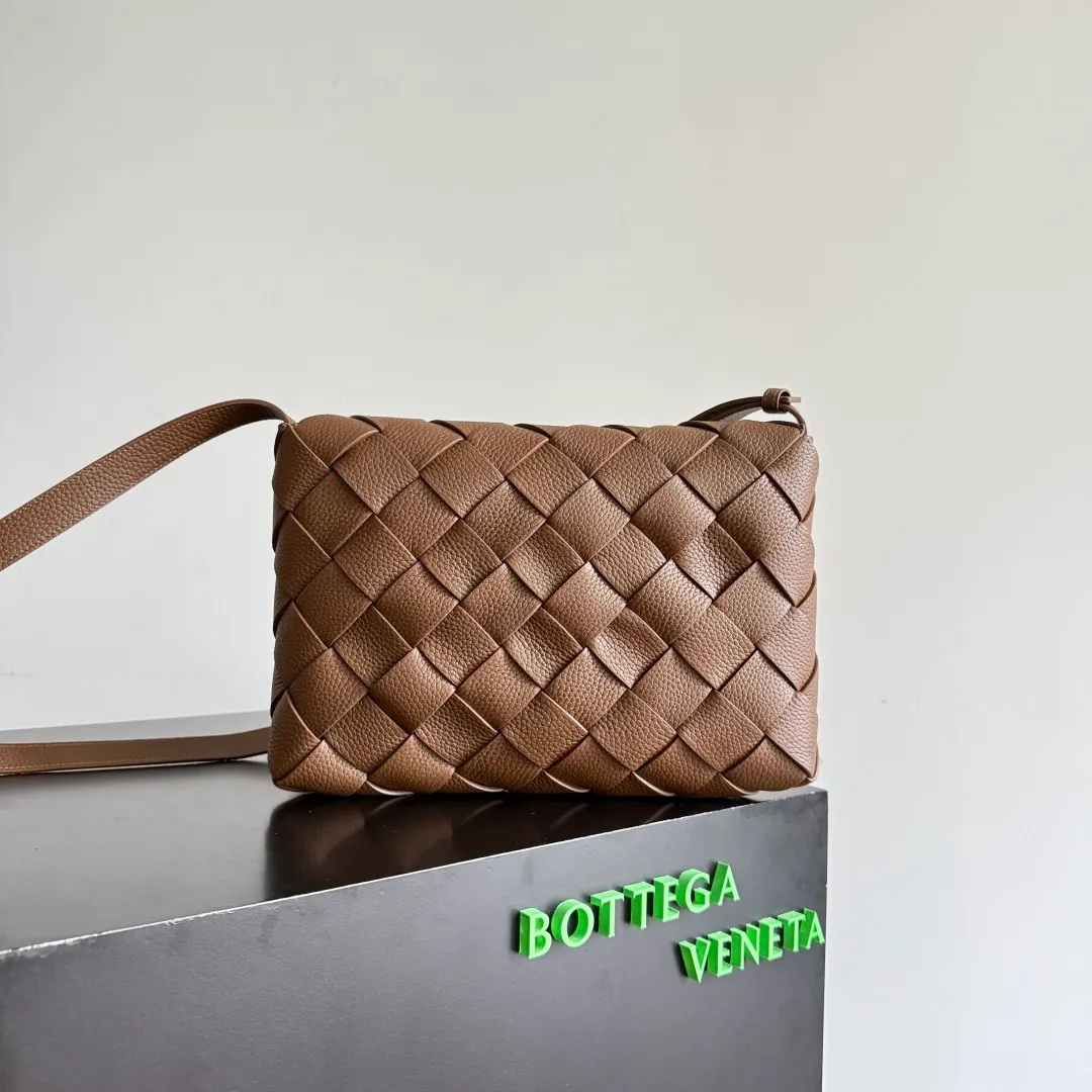 Batch 2220 BOTTEGA VENETA Bottega Veneta's 2025 new product Diago large crossbody bag is the latest shipment🎉🎉The combination of pragmatism and Diago craftsmanship, high-quality leather with natural texture, soft and thick touch, different gloss refracted under different lights, flat shape and dry It’s clean and tidy, it doesn’t have a big logo, but it exudes calmness and elegance from any angle. The interior capacity is enough, and two power banks can be easily accommodated. There is also a small zippered pocket, which is especially suitable for easy-to-lose items such as access cards. It is a bag that is both beautiful and practical👜 Style number: 815796 Size: 32*21.5*5cm Color: hazelnut brown